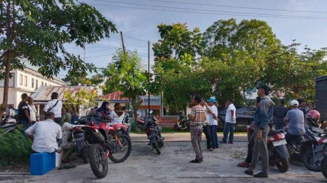 Foto: Puluhan massa demo di kantor Bawaslu Deli Serdang yang berada di komplek Kantor Bupati.