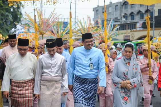 Foto: Wali Kota Medan Bobby Nasution didampingi Istri Kahiyang Ayu dan Sultan Deli Sri Paduka Tuanku Sultan Mahmud Lamanjiji Perkasa Alamsyah saat tiba di Masjid Raya Al Mashun, Medan.