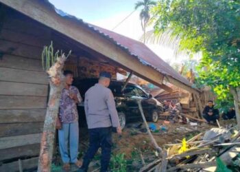 Sopir Mengantuk, Minibus Seruduk Rumah Warga