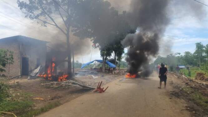 Foto: Posko dan sejumlah motor yang dibakar gerombolan geng motor. Ist