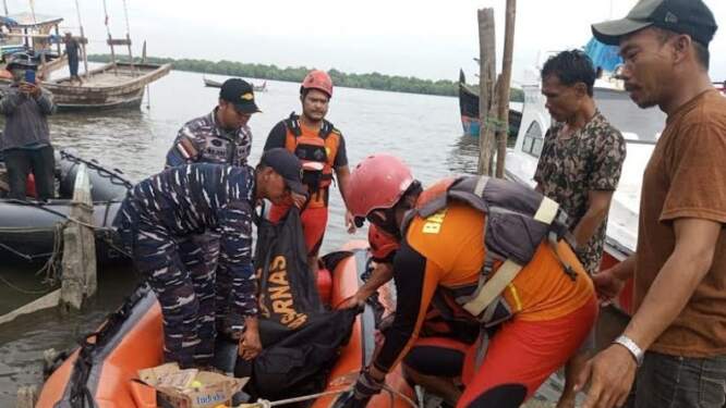 Foto: Proses evakuasi korban nelayan yang tewas setelah terjatuh ke laut di perairan Belawan. (Foto: Dok Basarnas Medan)