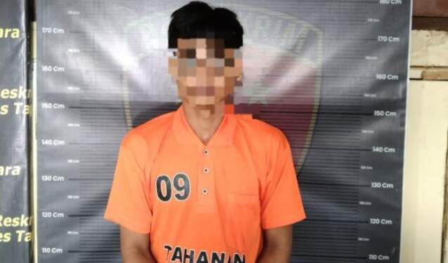 Foto: Tersangka di kantor polisi.