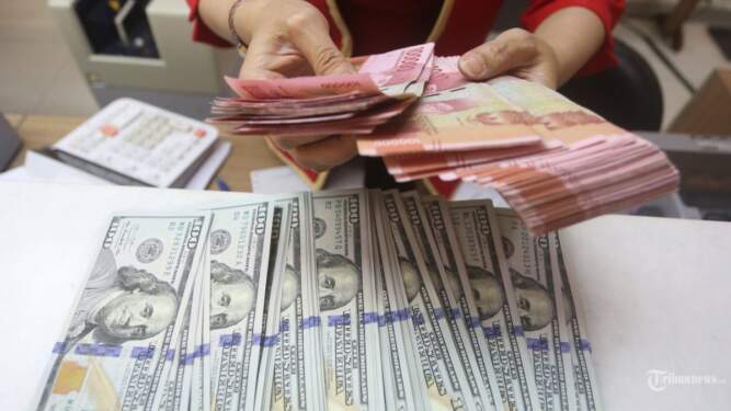 Foto: Nilai tukar rupiah bertengger di Rp15.545 per dolar AS pada Senin (2/9) pagi ini. Mata uang Garuda melemah 90 poin atau 0,58 persen dari perdagangan sebelumnya.