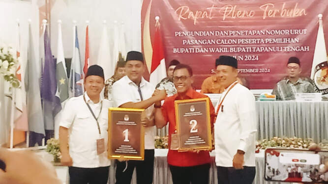 Foto: Kedua Paslon Bupati dan Wakil Bupati Tapteng menunjukkan nomor urut. Sumber : Syaren
