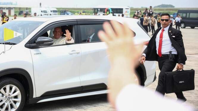 Foto: Paus Fransiskus melambai dari mobil setelah tiba di Bandara Internasional Soekarno-Hatta di Tangerang dekat Jakarta, Indonesia, 3 September 2024. (REUTERS/Guglielmo Mangiapane)