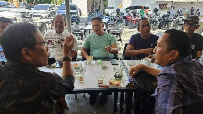 Foto: Kadisnaker Medan Ilyan Chandra bersama pmpinan BPJamsostek Medan memberikan keterangan kepada wartawan.