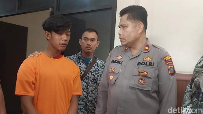 Foto: Pelaku Aidi saat diinterogasi Kapolsek Patumbak.
