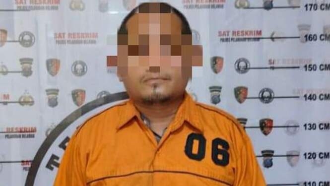 Pelaku Al Ikhsan saat diamankan di kantor polisi.