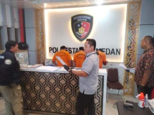 Foto: Ketiga pelaku saat dipaparkan di Sat Reskrim Polrestabes Medan.