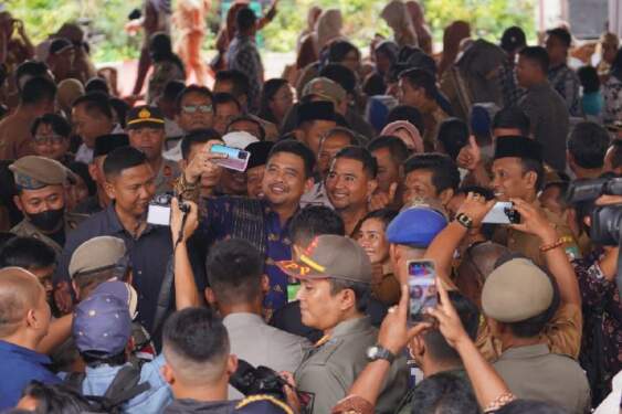 Foto: Bobby Nasution menghadiri Pelantikan Pengurus DPC Asosiasi Kepala Desa Seluruh Indonesia (AKSI) Kabupaten Simalungun, di Lapangan Kantor Bupati Simalungun, Raya, Kamis (12/9/2024).
