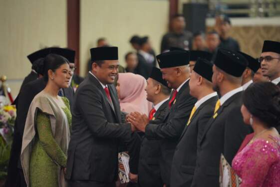 Foto: Wali Kota Medan Bobby Nasution menyalami dan menyampaikan selamat kepada 50 anggota DPRD Medan periode 2024-2029 yang baru dilantik di gedung dewan setempat, Selasa (17/9/2024).