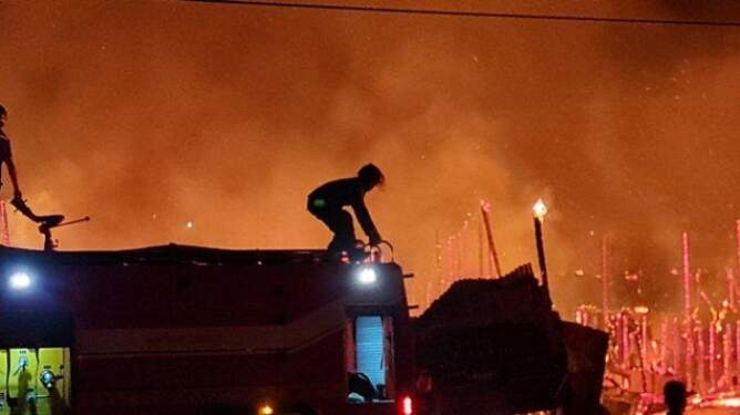 Foto: Kebakaran ruko di Desa Suka Makmur, Kecamatan Simeulue Timur, Kabupaten Simeulue, Kamis (26/9/2024) malam.