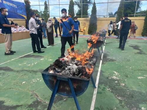 Foto: Pemusnahan rokok ilegal di Kantor Wilayah Direktorat Jenderal Bea Cukai Aceh di Banda Aceh, Rabu (4/9/2024).