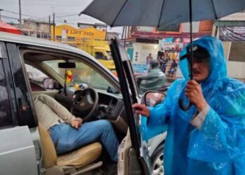 Pengemudi Mendadak Meninggal, Mobil Mundur Tabrak Tiang Reklame