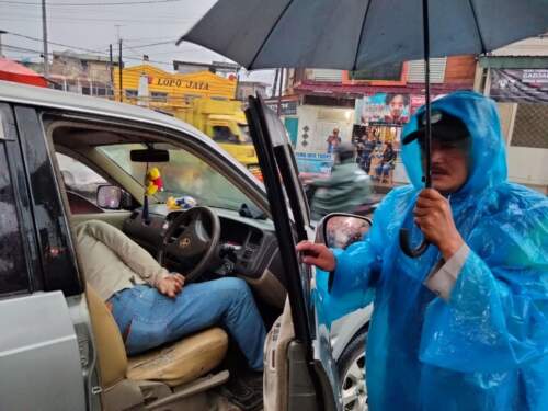 Foto: Pengemudi mobil tewas saat berkendara. (Foto: Robert Fernando)