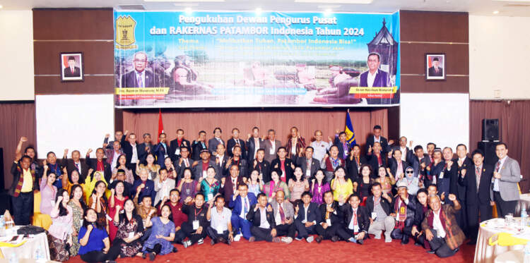 Foto: Dengan penuh kekeluargaan, jajaran DPP Patambor Indonesia yang baru dikukuhkan di Hotel Grand Antares Medan foto bersama dengan Dewan Panuturi.