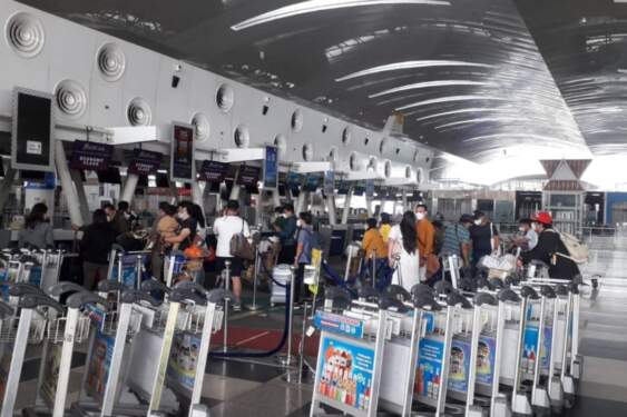 Foto: Penumpang di Bandara Kualanamu.