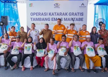 Para pasien operasi katarak berfoto bersama saat penutupan Rangkaian Pemeriksaan Mata dan Operasi Katarak Gratis 2024 Tambang Emas Martabe yang berlangsung di RS Mata Mencirim 77 Medan, Senin (9/9/2024).(Dok:PTAR)