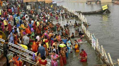 Foto: Setidaknya 43 orang, termasuk 37 anak-anak, tenggelam dalam festival Hindu di negara bagian Bihar, India timur.