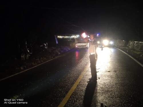 Foto: Personel Polsek Parapat jajaran Polres Simalungun mengatur arus lalu lintas di lokasi longsor.