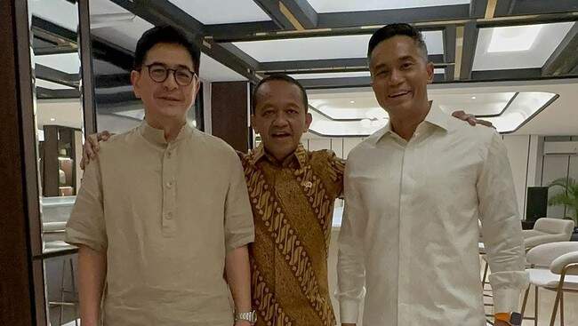 Foto: Anindya Bakrie dan Arsjad Rasjid sepakat meneken perjanjian damai usai kisruh dualisme Kadin. Perdamaian keduanya dijembatani Bahlil Lahadalia. (Foto: Dok. Instagram/@melangkahdaritimur.id)
