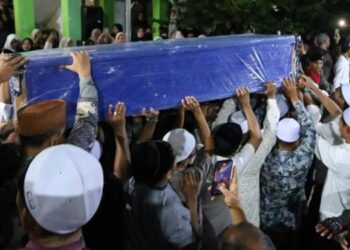 Peti Jenazah Bacawagub Aceh Tu Sop Disambut Ribuan Warga di Rumah Duka