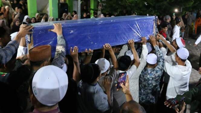 Foto: Ribuan masyarakat menyambut kedatangan jenazah bakal calon Wakil Gubernur Aceh, Tgk Muhammad Yusuf A Wahab atau akrab disapa Tu Sop, saat tiba di rumah duka. ANTARA FOTO/Ampelsa