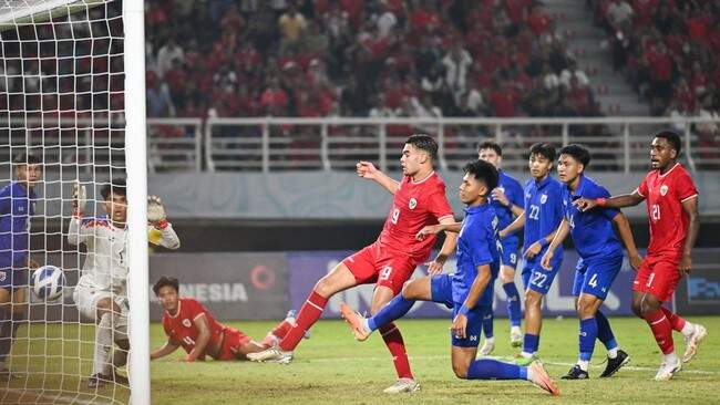 Foto: Timnas Indonesia U-20 Jens Raven mencetak gol.
