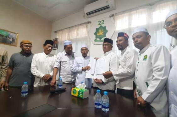Foto: Calon Gubernur Aceh, Bustami Hamzah, saat menerima surat dukungan dari PAS selaku partai pengusung terkait penunjukan Fadhil Rahmi sebagai pendamping pengganti Tu Sop, Jumat (13/9/2024) di kantor setempat.(Kompas.com/Zuhri Noviandi)