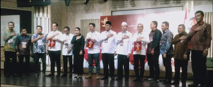 Foto: Komisioner KPU Kota Medan serta ketiga Paslon Wali Kota-Wakil berfoto bersama usai rapat pleno.