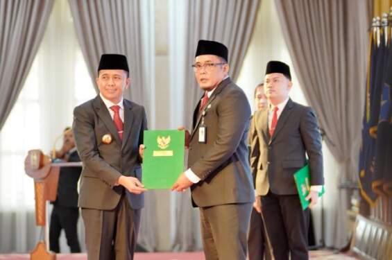 Foto: Pj Gubsu A Fatoni menyerahkan Surat Pelaksana Tugas dari Mendagri kepada Aulia Rachman di Aula Tengku Rizal Nurdin, Senin (23/9/2024).