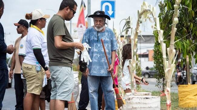 Foto: PM Timor Leste Xanana Gusmao ikut kerja bakti menyapu jalan-jalan di Dilli demi menanti kedatangan Paus Fransiskus. (Valentino Dariell DE SOUSA / AFP)