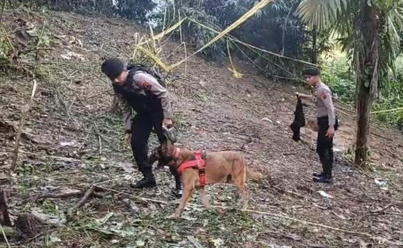 Foto: Proses pencarian pembunuh gadis penjual gorengan di Padang Pariaman. Hari ini, Kamis (19/9), polisi berhasil menangkap pelaku. (Foto: CNN Indonesia/Nedy)