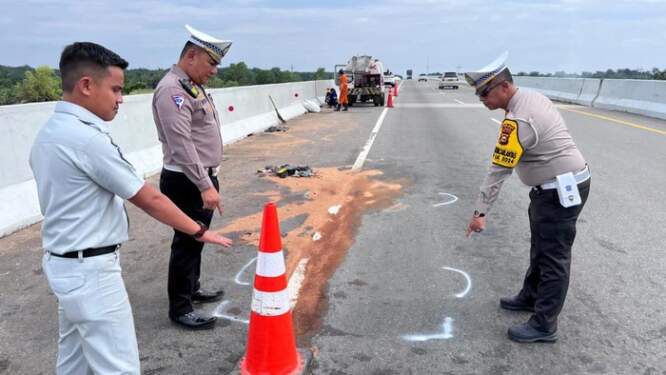 Foto: Polisi olah TKP kecelakaan maut di Tol Pekanbaru-Dumai. (Foto: dok. Istimewa)
