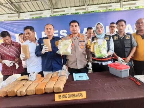 Kapolres Batu Bara AKBP Taufiq Hidayat Thayeb menunjukkan barang bukti narkoba sebelum dimusnahkan.