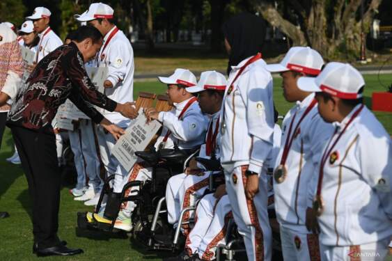 Foto: Presiden Jokowi menyerahkan bonus untuk atlet peraih medali di Paralimpiade 2024 di Istana Merdeka, 11 September 2024.