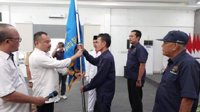 Foto: Ketua PWI Sumut Farianda Putra Sinik kukuhkan M Amin jadi Ketua PWI Batu Bara.