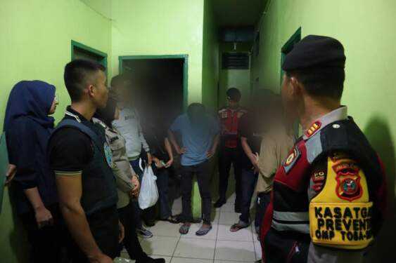 Foto: Sejumlah pasangan bukan suami istri terjaring razia personel Polres Padangsidimpuan dan lainnya di salah satu hotel.