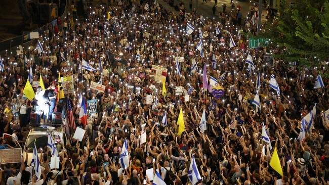 Foto: Ribuan Warga Israel Demo Pemerintahan Netanyahu. (REUTERS/Florion Goga)