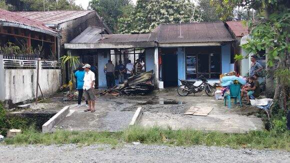 Foto: Rumah kontrakan di Dolok Panribuan, Kabupaten Simalungun terbakar, Jumat (6/9/2024).