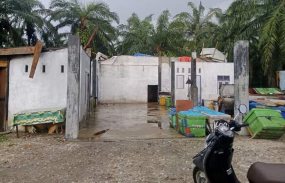 Foto: Rumah warga rusak akibat diterpa angin di Pereulak Timur, Kabupaten Aceh Timur, Kamis (19/9/2024).