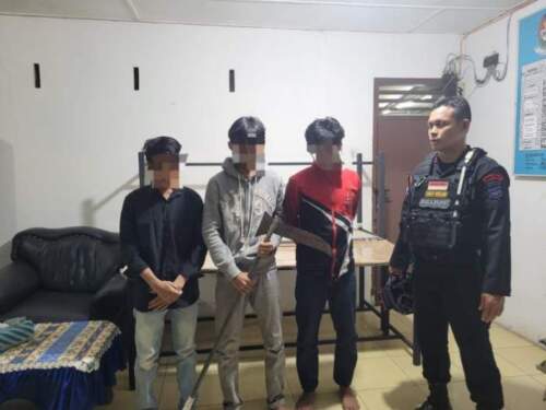Foto: Ketiga remaja yang diamankan beserta senjata tajam.