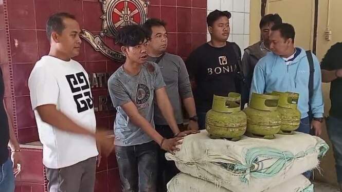Foto: Salah seorang pelaku yang ditangkap.