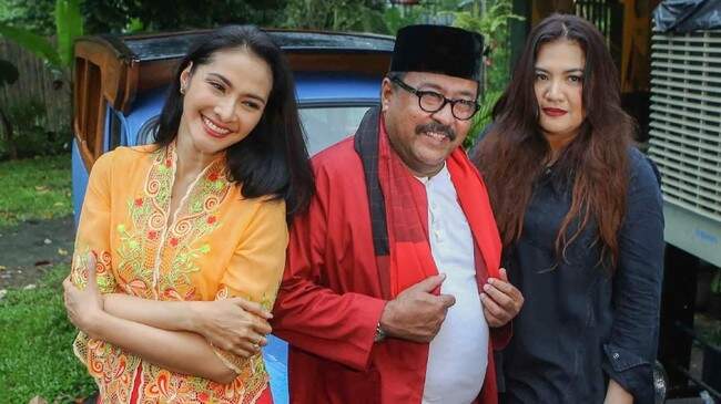 Foto: Rano Karno bersama Maudy Koesnadi dan Cornelia Agatha. Maudy dan Cornelia kini bergabung dalam tim pemenangan Pramono-Rano Karno di Pilgub Jakarta. (Foto: Dok. Falcon Pictures)