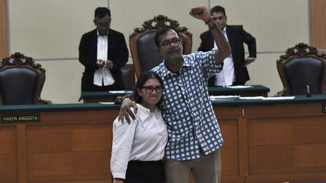 Foto: Aktivis Hak Asasi Manusia (HAM) Haris Azhar mengaku senang usai Mahkamah Agung memperkuat putusan vonis bebas atas kasus dugaan pencemaran nama baik. (ANTARA FOTO/Fakhri Hermansyah)