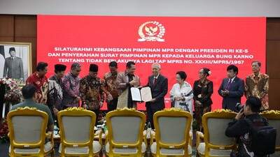 Foto: Keluarga Besar Proklamator sekaligus Presiden Pertama RI Soekarno menerima surat tidak berlakunya lagi TAP MPRS No. XXXII/MPRS/1967 dari pimpinan MPR RI pada Senin (9/9/2024). (Dok. DPP PDI Perjuangan)