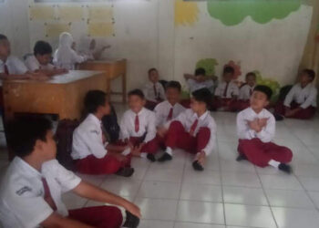 Siswa SDN di Batu Bara Belajar di Lantai, Orangtua Geruduk Sekolah