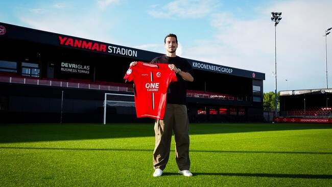Foto: Thom Haye resmi gabung Almere City. (Dok Almere City)