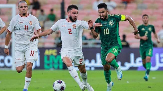 Foto: Timnas Indonesia meredam Arab Saudi saat berlaga di hadapan suporternya di Jeddah.
