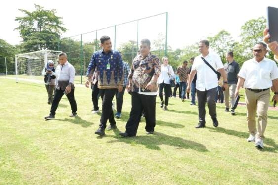 Wali Kota Medan Bobby Nasution menelusuri Taman Cadika Medan, yang telah direvitalisasi dan diresmikan, Kamis (12/9/2024).